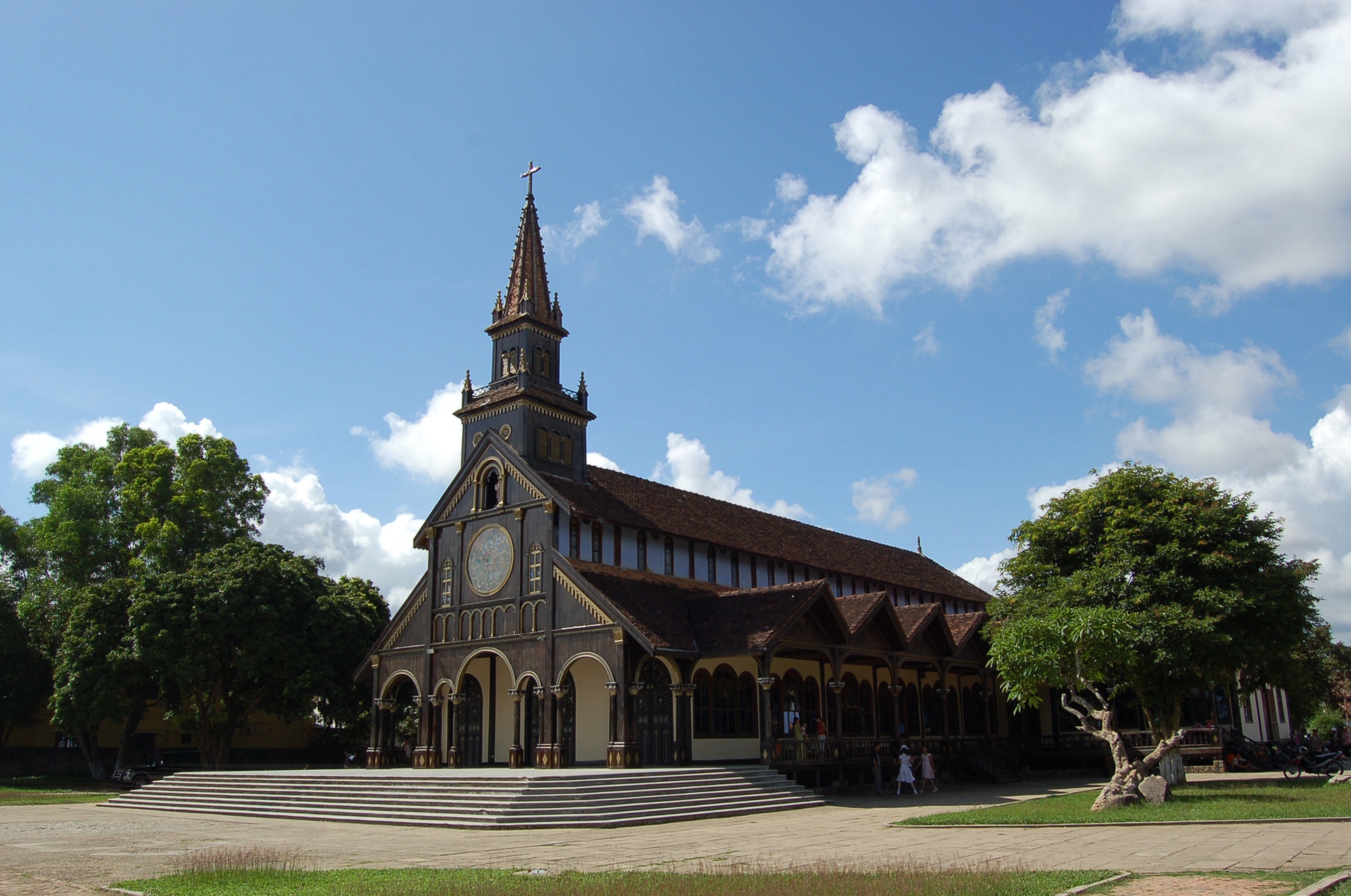 Kontum_wooden_catholic_church