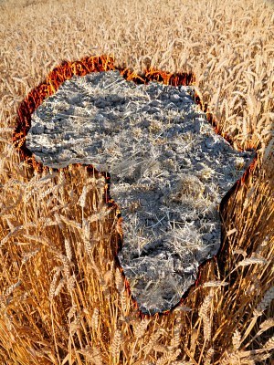 7627938-nessuna-speranza-per-il-concetto-di-africa-burren-lembo-di-terra-a-forma-di-africa-in-mezzo-a-un-cam