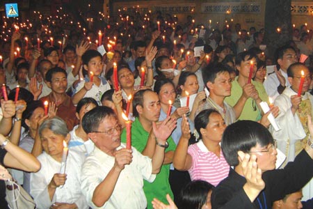 VIETNAM_-_cattolici_e_preghiere_saigon