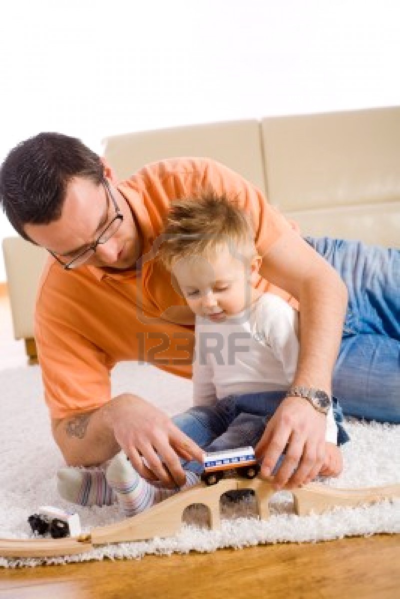 3889281-giovane-padre-e-bambino-piccolo-ragazzo-che-giocano-insieme-con-trenino-a-casa
