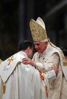 PAPA_-_ORDINAZIONE_-_ABBRACCIO