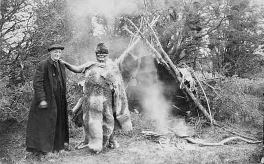 de-agostini-con-indigeno_50847