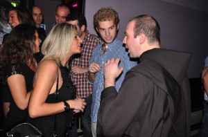 frati_in_discoteca
