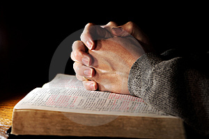 mani-che-pregano-luomo-della-bibbia-thumb4732907