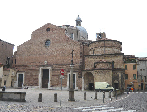 padova_piazza_del_duomo_con_cattedrale_battistero