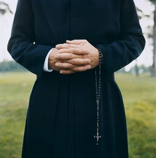 sacerdote_che_prega