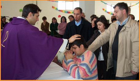 sacerdote_impone_le_mani